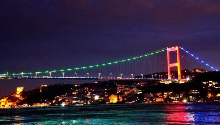 İstanbul'un köprüleri Azerbaycan bayrağının renkleriyle taçlandı