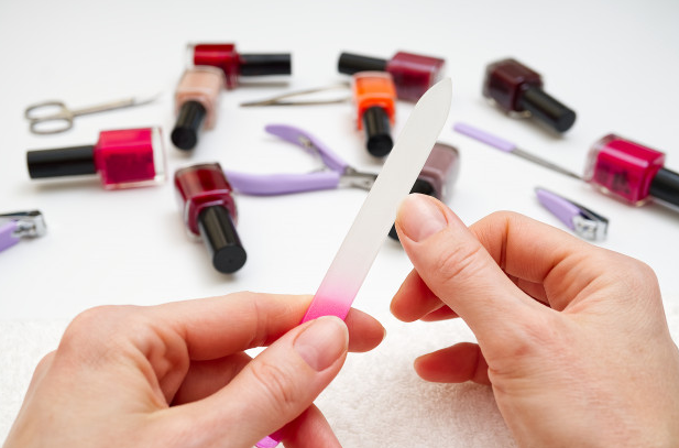 دلل نفسك بواسطة مانيكير المنزل