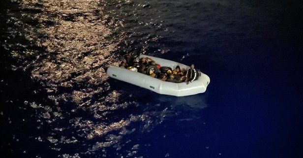 Muğla açıklarında Yunanistan tarafından Türk kara sularına itilen lastik bottaki 16 düzensiz göçmen kurtarıldı