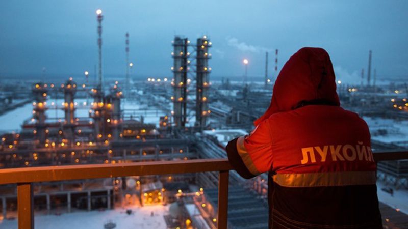 Forbes: Petrol savaşını Rusya kazanacak