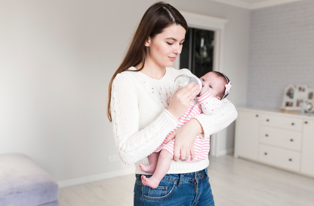 وهنا بعض نصائح الجمال السريعة والطبيعية للأمهات لجدولهم الضيق