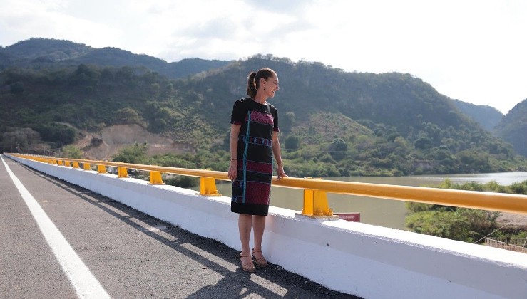 La presidenta Claudia Sheinbaum encabezó la apertura del nuevo puente de Omitlán en el municipio de Juan R. Escudero