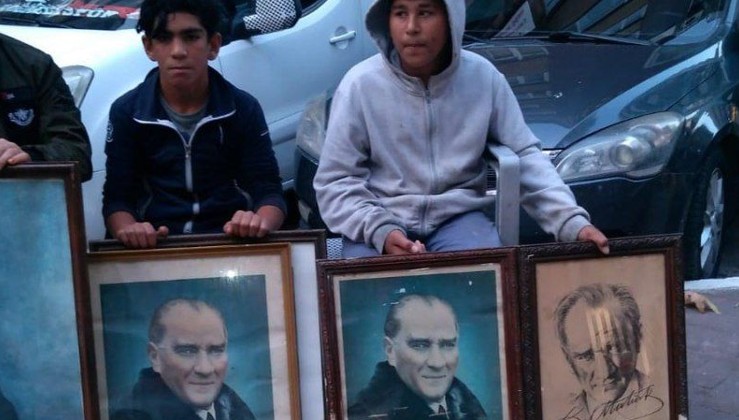 Çöpe atılan Atatürk fotoğraflarına çocuklar sahip çıktı