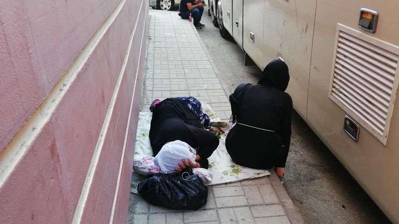 HDP önünde yorgun düşen anne beton zeminde uyudu