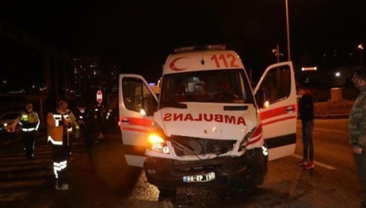 SON DAKİKA: Otomobil ve ambulans çarpıştı! Hamile kadına ambulans içinde doğum yaptırdı