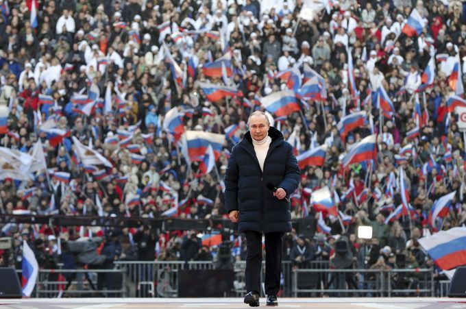 Dev mitingde konuşan Putin: Rus halkı vatanseverler ile hainleri ayırt edecektir