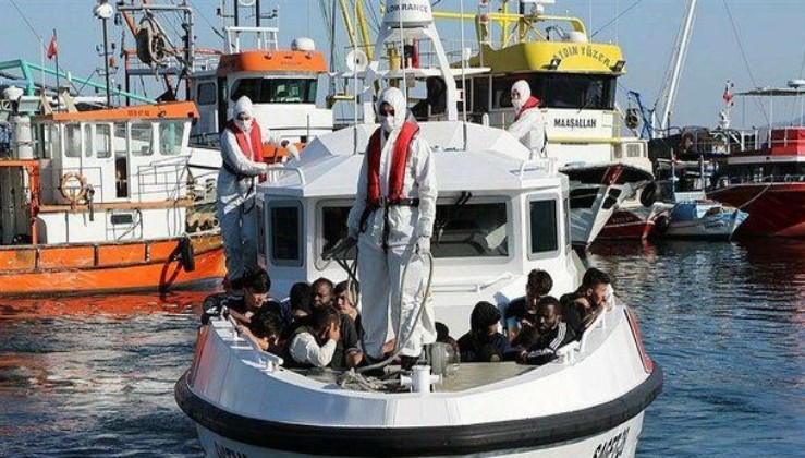 İzmir'de Yunanistan unsurlarınca Türk karasularına geri itilen 82 sığınmacı kurtarıldı