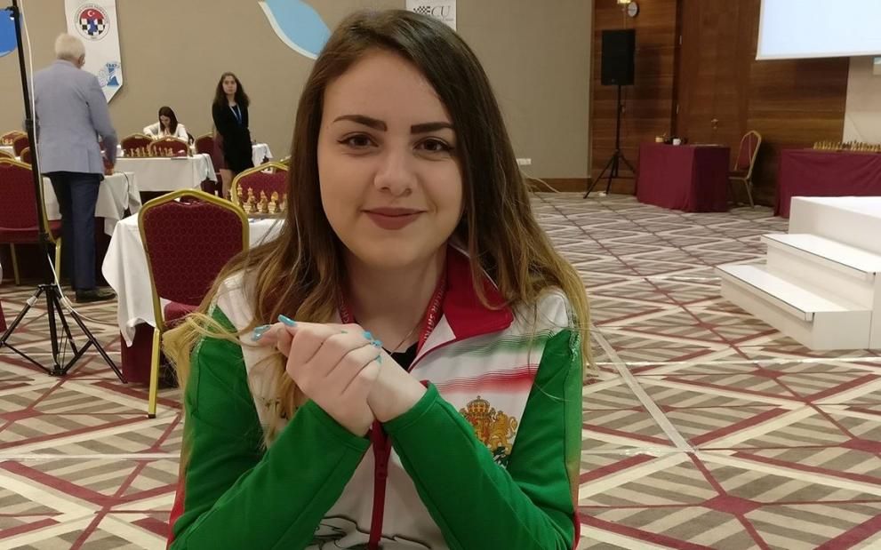 Dünya satranç şampiyonu Nurgül Salimova, bir robotu yendi