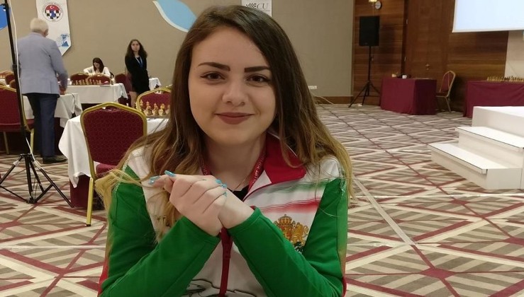 Dünya satranç şampiyonu Nurgül Salimova, bir robotu yendi