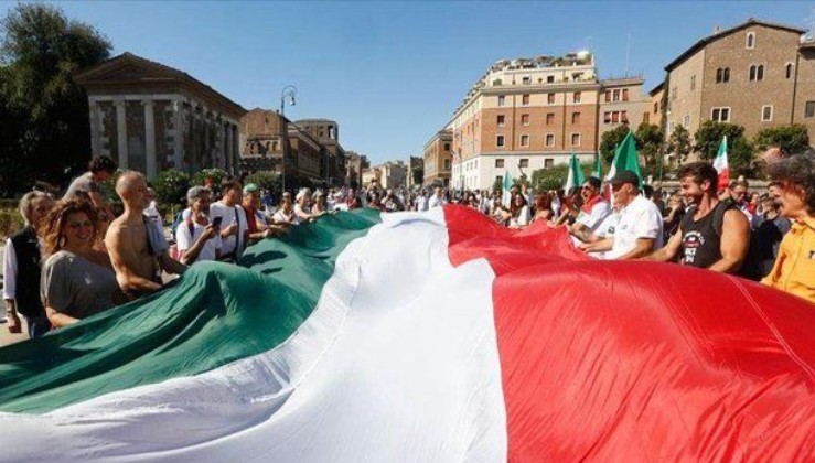 İtalya'da Kovid-19 önlemleri protesto edildi