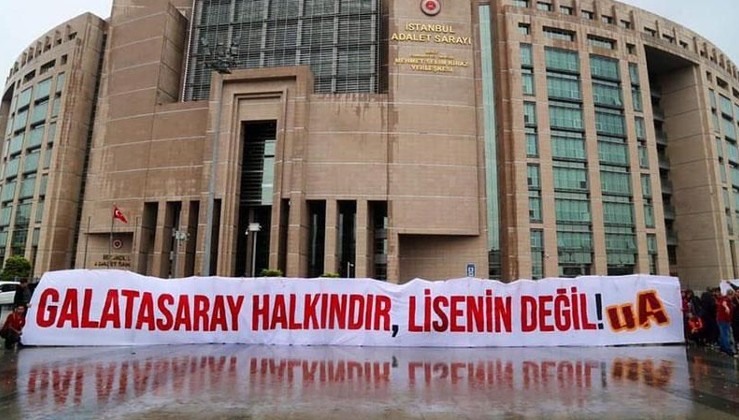 Galatasaraylı taraftarlar yönetime destek için adliyede