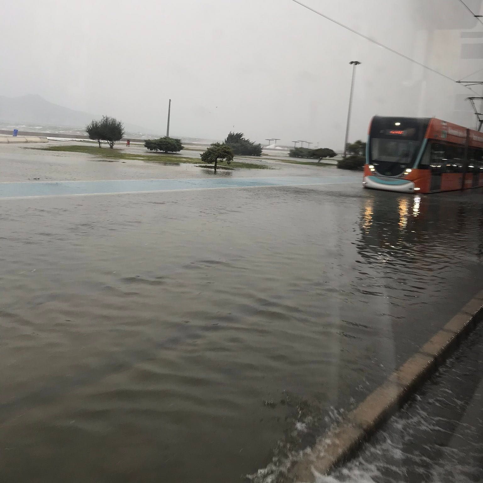 İzmir'de Tramvaylar da yüzer.