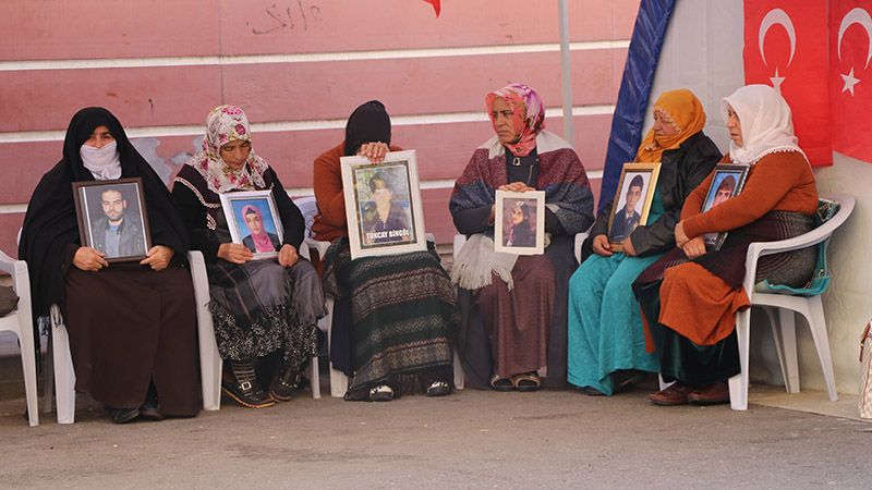 PKK’nın kaçırdığı oğluna seslendi: Gel Türk askerine sığın