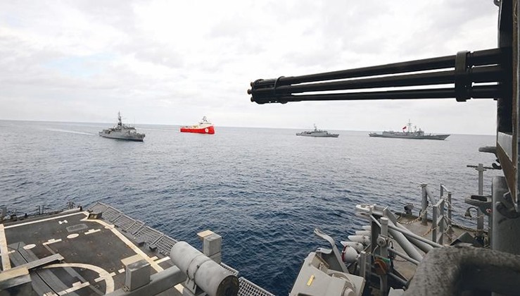 Türk ve Yunan donanmaları karşı karşıya geliyor