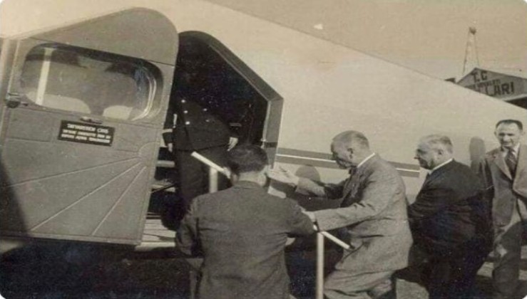 Atatürk Türkiye’nin ürettiği ilk uçağa binerken.