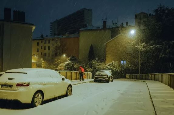 Fransa'da aniden başlayan kar yağışı ulaşımı ve yaşamı olumsuz etkiledi