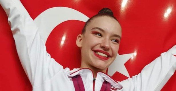 Milli sporcu Ayşe Begüm Onbaşı Aerobik Cimnastik Dünya Şampiyonası'nda altın madalya kazandı!