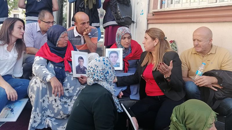 HDP'YE KALKAN OLDULAR! Diyarbakır annelerine destek veren sendika üyeleri disipline sevk edildi
