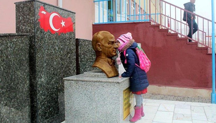 Minik Zeynep, her sabah Atatürk büstünü öpüp sınıfa giriyormuş