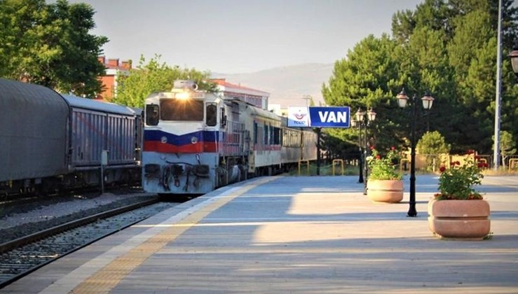 Tahran-Ankara treni 4 yıl sonra ilk seferini gerçekleştirdi